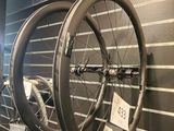 de nombreux modèles de vélos exposés dans un magasin