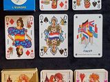 tout un tas de cartes à jouer posées sur la table
