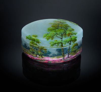 une boîte en verre sur laquelle est peinte une scène représentant des arbres