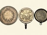 trois types de pièces différents sont présentés en rangée
