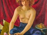 tableau représentant une femme assise sur un canapé, avec un bol de fruits devant un rideau rouge