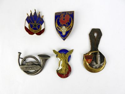 plusieurs types de badges sont présentés sur une surface blanche
