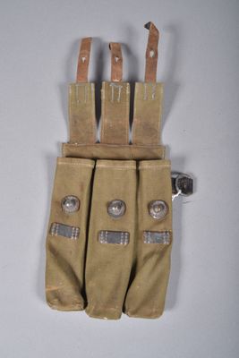 une pochette beige contenant deux couteaux