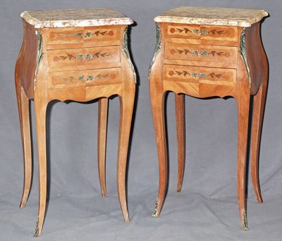 paire de tables de chevet françaises anciennes avec plateaux en marbre