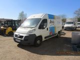 une camionnette garée sur un parking avec d'autres véhicules