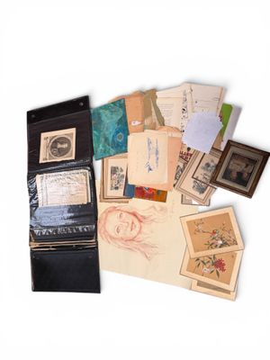 une pile de vieux papiers et de photos posée sur une table