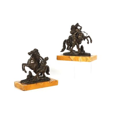 une paire de sculptures en bronze représentant un homme à cheval et un homme à cheval