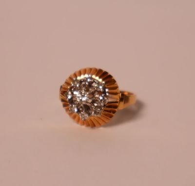 Bague en or jaune à décor rayonnant, centrée d'un diamant, d… - Photo 1