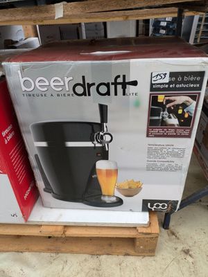 un distributeur de bière posé sur une palette