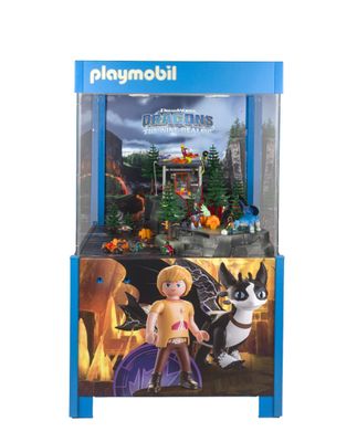 un Playmobil représentant une femme et un chien