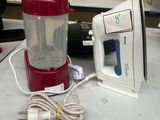un mixeur rouge posé sur un plan de travail à côté d'un mixeur blanc et noir