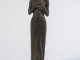statue en bronze d'une femme tenant un bébé dans ses bras