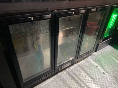 trois portes vitrées ouvertes sur le côté d'un réfrigérateur