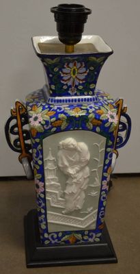 un vase avec l'image d'un homme et d'une femme dessus