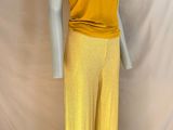 un mannequin portant un haut jaune et un pantalon jaune