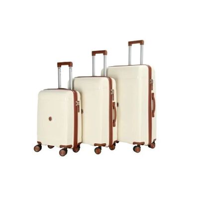 trois bagages empilés les uns sur les autres, montés sur roulettes