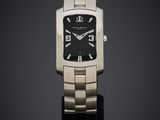 une image d'un gros plan d'une montre-bracelet sur une surface noire
