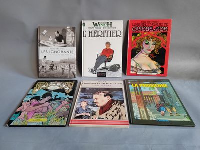 Plusieurs livres sont alignés sur une surface bleue