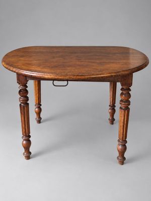 table de salle à manger ovale avec pieds tournés et plateau en bois