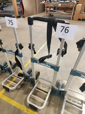Plusieurs types différents de diables sont alignés dans un entrepôt