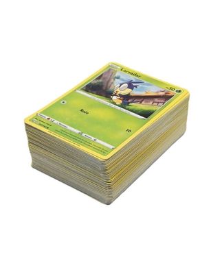 une pile de cartes Pokémon empilées les unes sur les autres