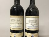 deux bouteilles de vin posées l'une à côté de l'autre sur une table