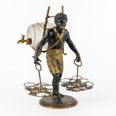 une photo représentant la statue d'un homme portant un sac sur le dos