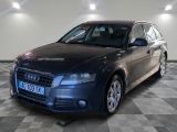une photo d'une Audi bleue garée dans un garage
