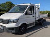un camion blanc garé sur le bord de la route
