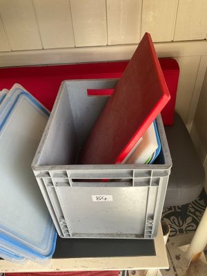 une pile de récipients en plastique posée sur une table