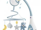 un mobile pour lit de bébé auquel est suspendu un ours en peluche