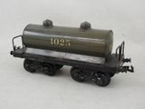 un wagon de train miniature avec un char sur le côté