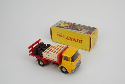 un camion jouet jaune et rouge avec une boîte de chocolats à l'arrière