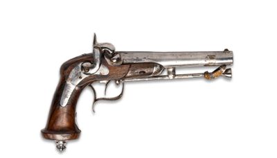 un gros plan d'un pistolet sur un fond blanc avec un fond blanc