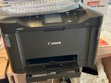 une imprimante posée sur un bureau