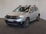 une photo d'une Dacia argentée garée dans un showroom