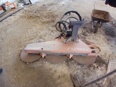 une machine posée à même le sol, dans la terre