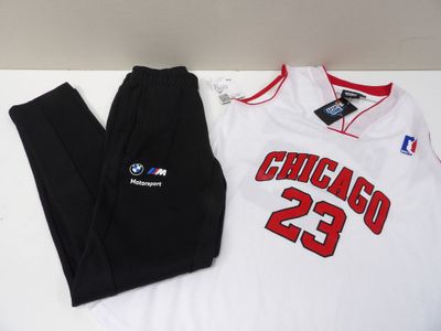 Le maillot et le pantalon des Chicago Bulls sont posés sur une table blanche