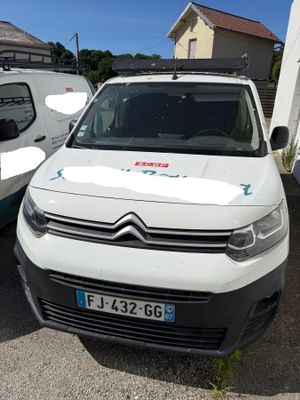une camionnette blanche garée à côté d'une remorque sur un parking