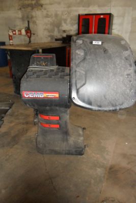 une machine qui se trouve dans une pièce où il y a beaucoup d'objets