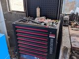 une boîte à outils posée au milieu d'un établi
