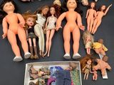 beaucoup de poupées assises sur une table