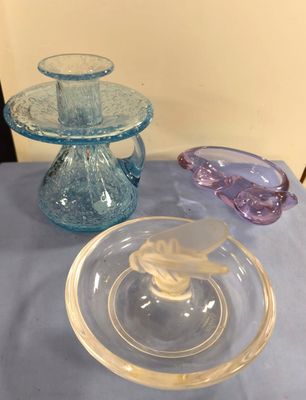 a glass bowl and a glass plate on a table