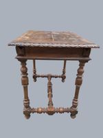 Table à écrire en bois mouluré et sculpté, posant sur quatre… (photo 2)
