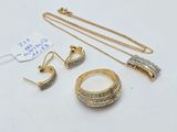 un gros plan sur un collier, une bague et une boucle d'oreille posés sur une table