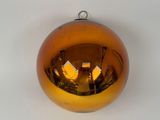 une décoration orange accrochée à un mur blanc