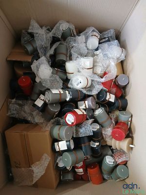 une boîte en carton remplie d'objets de toutes sortes