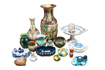 de nombreux vases différents posés sur une table