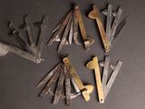 Plusieurs types d'outils sont disposés en cercle sur une surface noire.