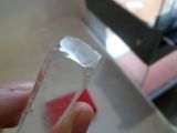 une personne tenant un morceau de glace dans la main